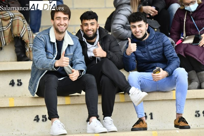 La previsión de lluvia no deja en casa a los salmantinos que pueblan las gradas