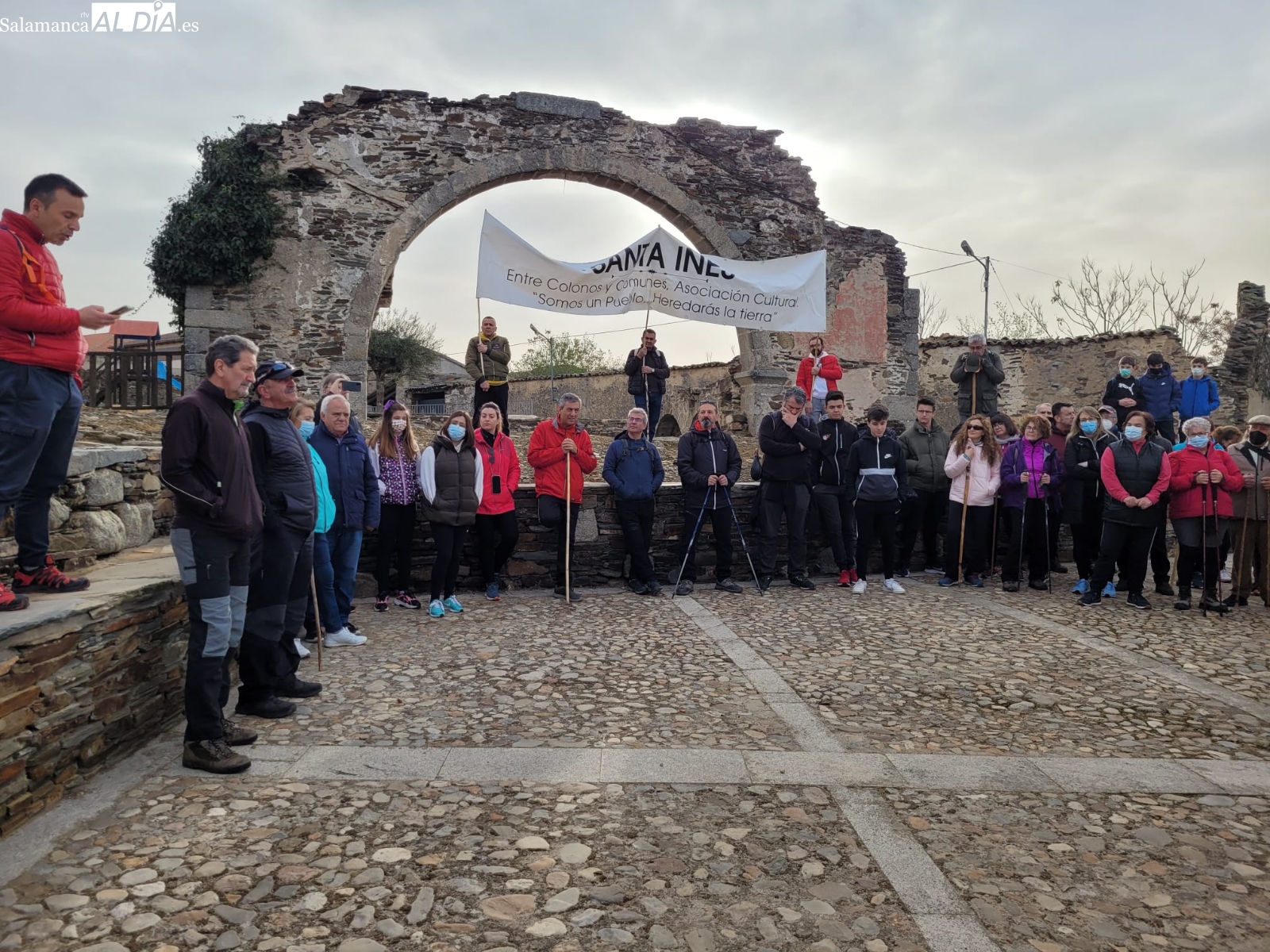 Cincuenta personas participan en una marcha de Salvatierra a Santa Inés