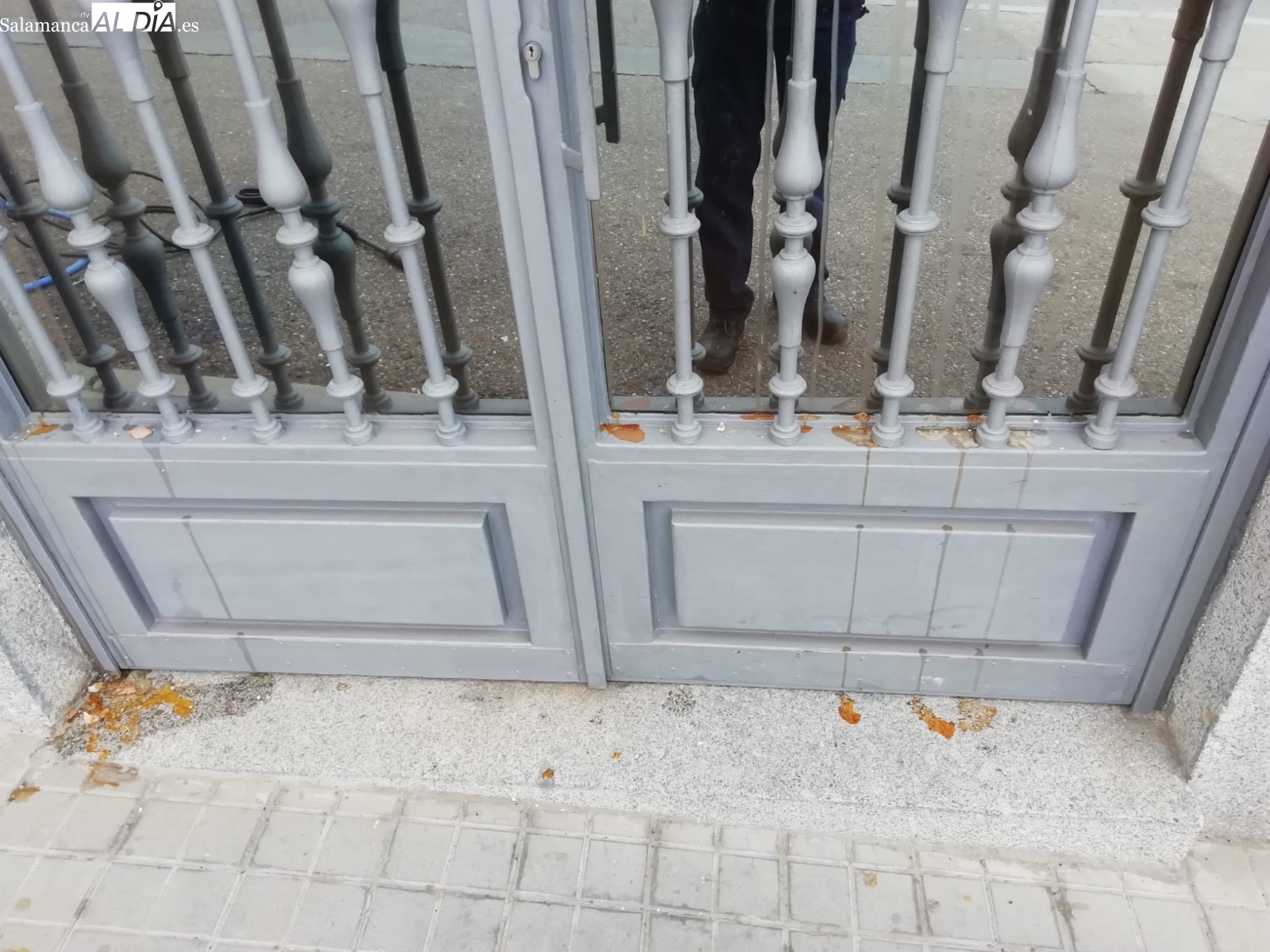 Lanzan huevos contra la fachada y la puerta de la Casa Virgen Milagrosa