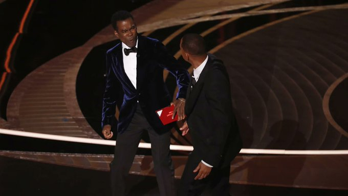 El puñetazo de Will Smith a Chris Rock, que ha colapsado la gala de los Oscar