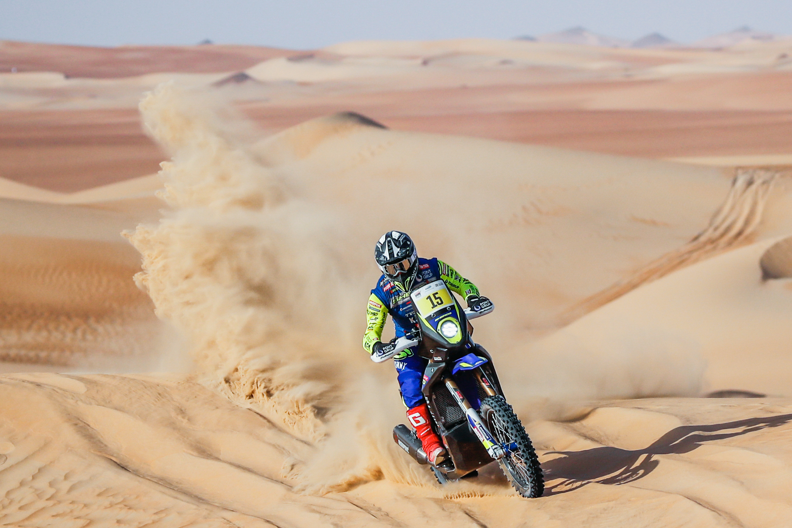 Santolino termina 2.000 kilómetros de dunas con más confianza y ritmo en el Desert Challenge de Abu Dhabi