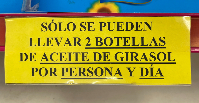 La OCU, ante la compra compulsiva de aceite girasol, denuncia las restricciones de las ventas de algunos supermercados 