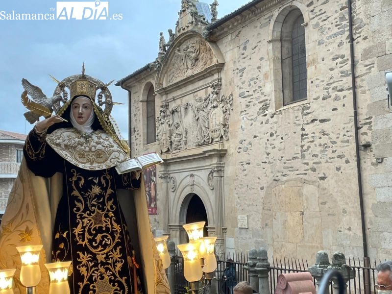 La imagen de Santa Teresa sale en procesión ante la aclamación de los vecinos de Alba de Tormes