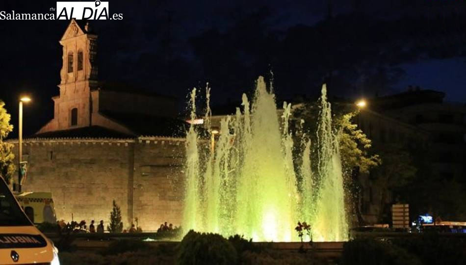 La Fuente de la Puerta de Zamora se tiñe de azul y amarillo por el Día Mundial del Síndrome de Down