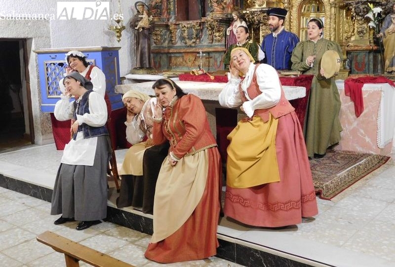 Añover de Tormes acoge y aplaude el montaje teatral Buscando a Nebrija