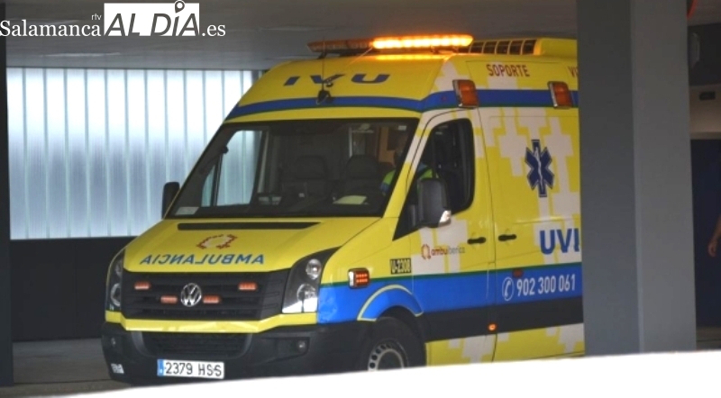 Trasladado en UVI móvil, tras salirse su furgoneta de la carretera en Lagunilla y chocar con una pared