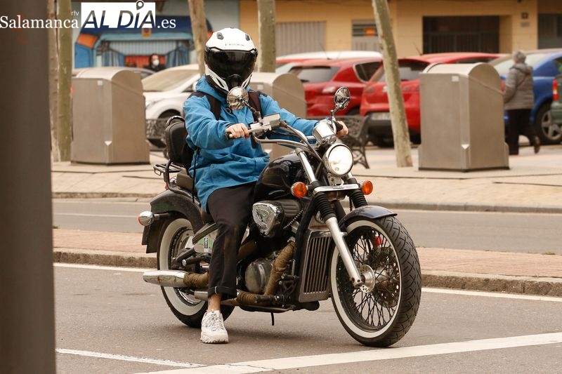 Lo que sí puedes hacer, y lo que no, desde este lunes si tienes una moto o un patinete eléctrico 