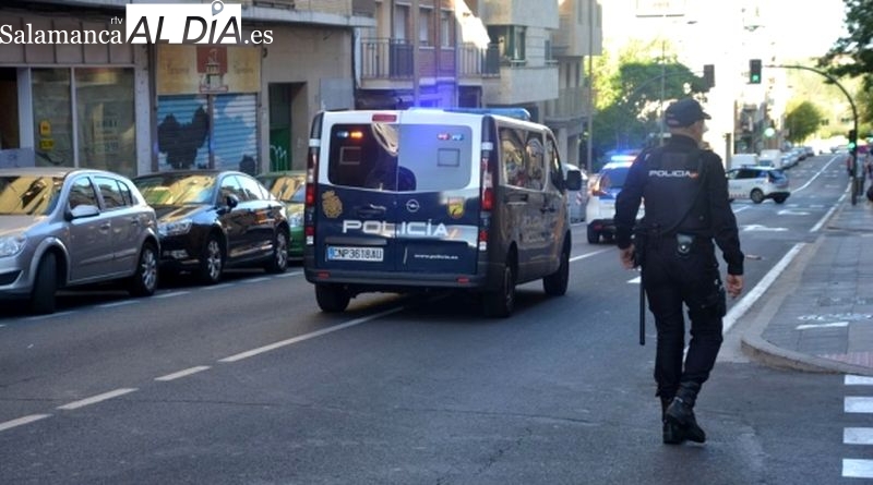 Roba un coche y revienta con él la puerta de una gasolinera para llevarse dos garrafas de aceite