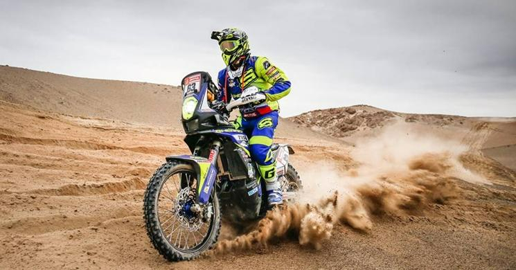 Santolino firma su mejor día en el Desert Challenge de Abu Dhabi pese a una pequeña caída