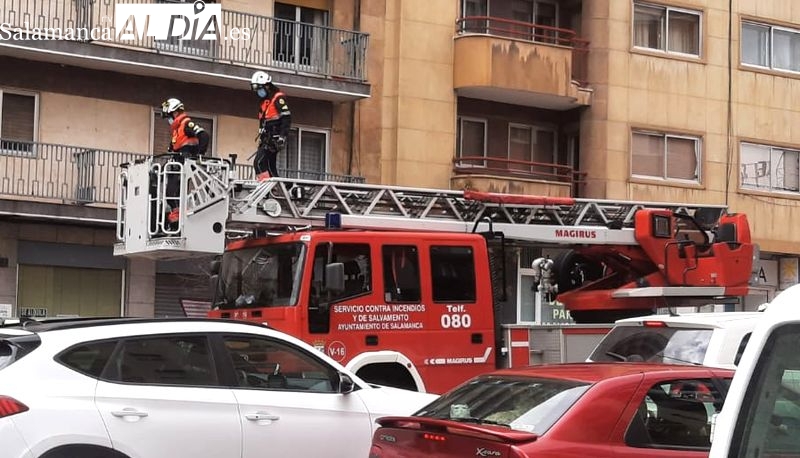 Susto en el paseo de Canalejas por la caída de cascotes a la acera