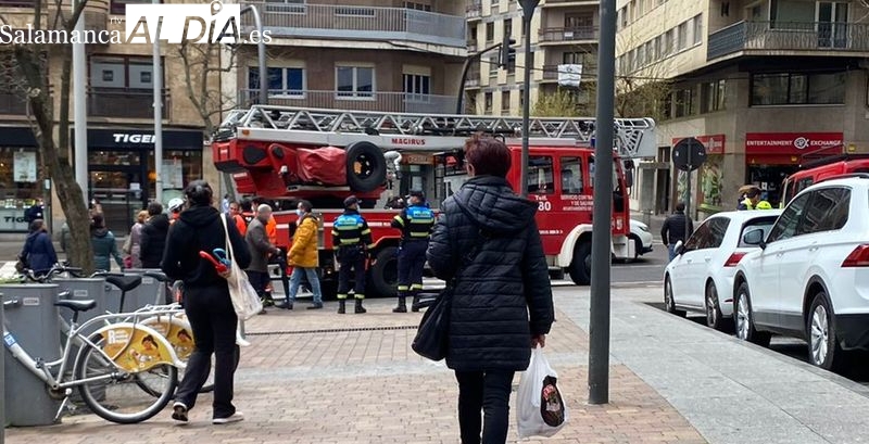 La revisión de una fachada en la avenida de Mirat moviliza una dotación de los Bomberos municipales