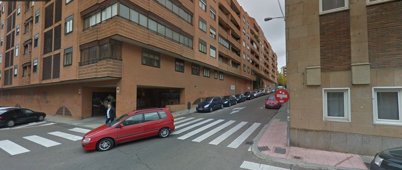Accede a un garaje de la calle Candelario para robar objetos de cuatro vehículos