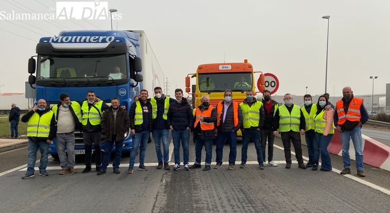 Transportistas salmantinos siguen con sus protestas y cortan el tráfico en el polígono El Montalvo