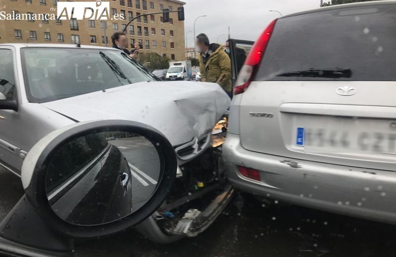 Aparatosa colisión entre dos turismos en el barrio de Capuchinos