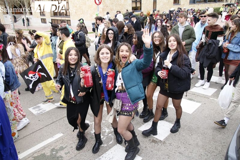 Sonrisas y charanga para celebrar las fiestas de la Facultad de Comunicación de la UPSA