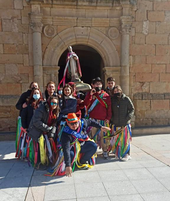 Los Quintos de Cantalpino, fieles a la tradición, procesionan a San Blas 