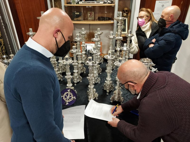 La Hermandad Dominicana presenta su nuevas jarras y candelería