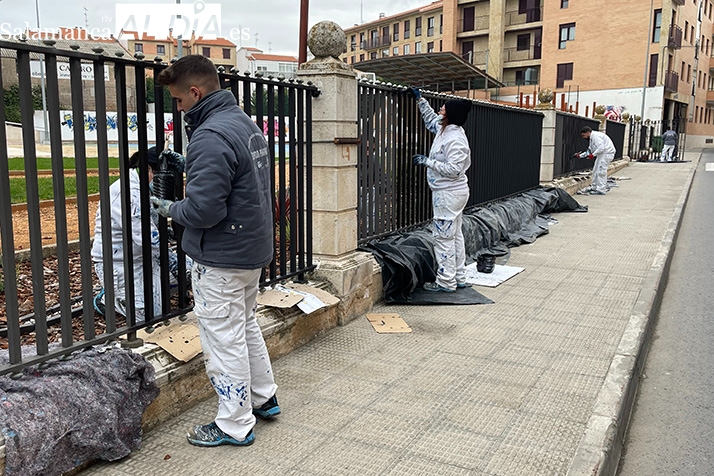 El programa Ecopintura Peñaranda trabaja en la mejora de la valla del parque La Huerta