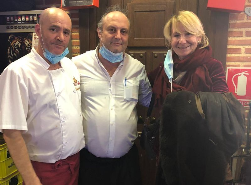 Esperanza Aguirre disfruta de la riqueza gastronómica del Restaurante de la Santa