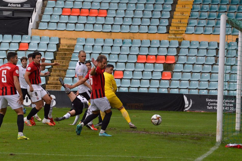 Dos mundos opuestos se juntan: un Salamanca UDS en descenso visita al líder Adarve con la idea de no dejarse ir