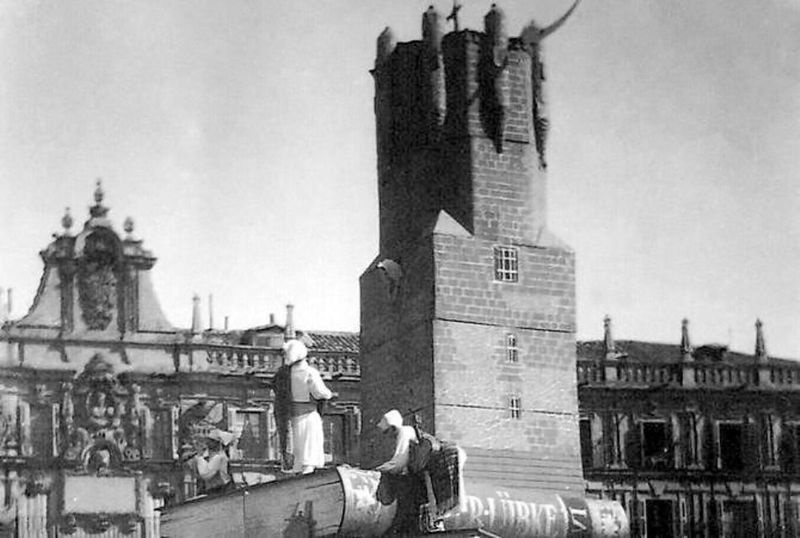 La Torre del Clavero en cartón-piedra que se quemó en la Plaza Mayor