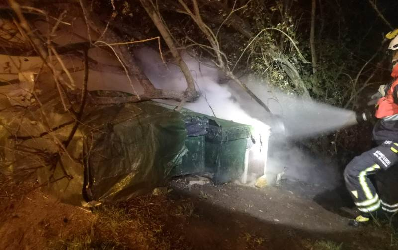 Denuncian el incendio intencionado de las casetas de una colonia de gatos junto al río Tormes