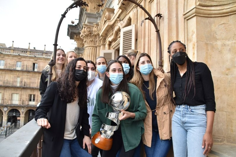 Las Reinas del Perfumerías Avenida, homenajeadas en el Ayuntamiento por el título de Copa