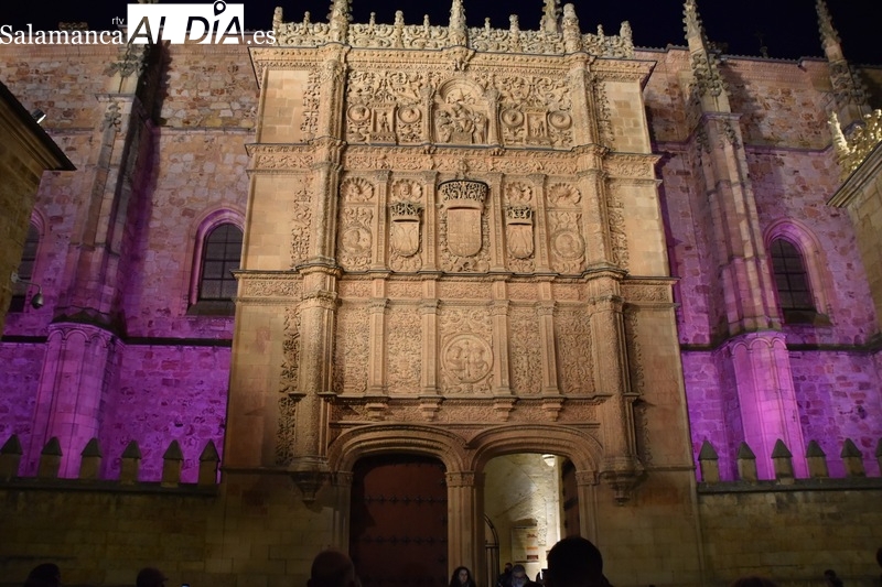  La Fachada de la Universidad se ilumina de violeta por el Día de la Mujer 
