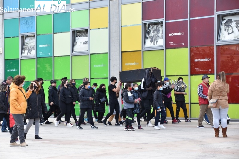 Entierro de la Sardina y chocolatada para despedir el Carnaval de la asociación Avesal  