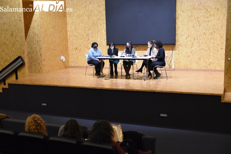 Una mesa redonda aborda la presencia, los retos y la aportación de las mujeres al periodismo 