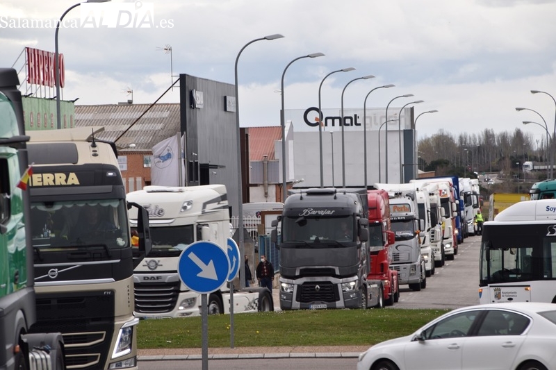 Los transportistas prosiguen con sus movilizaciones con una marcha lenta este lunes en Salamanca 