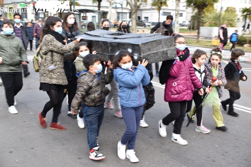 La comitiva del Entierro de la Sardina parte del Centro Miraltormes