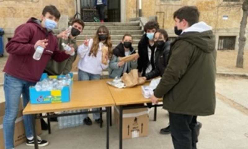 El Colegio San Agustín reparte más de 800 bocatas solidarios 