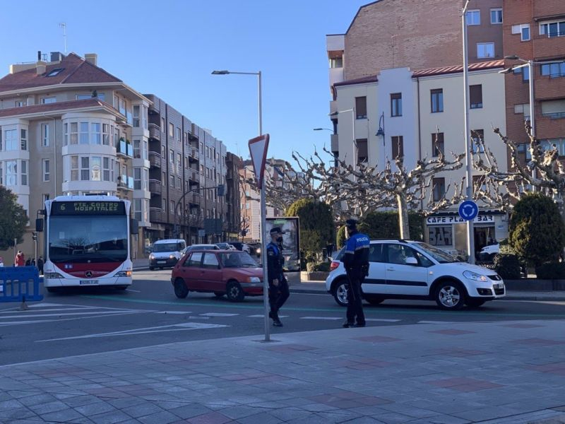 Se queda dormido en un semáforo, le despierta la policía y al tratar de huir choca con otro turismo