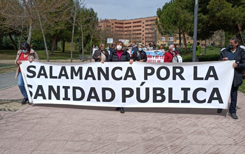Numerosos salmantinos se suman a la manifestación en Valladolid por la Salud Pública