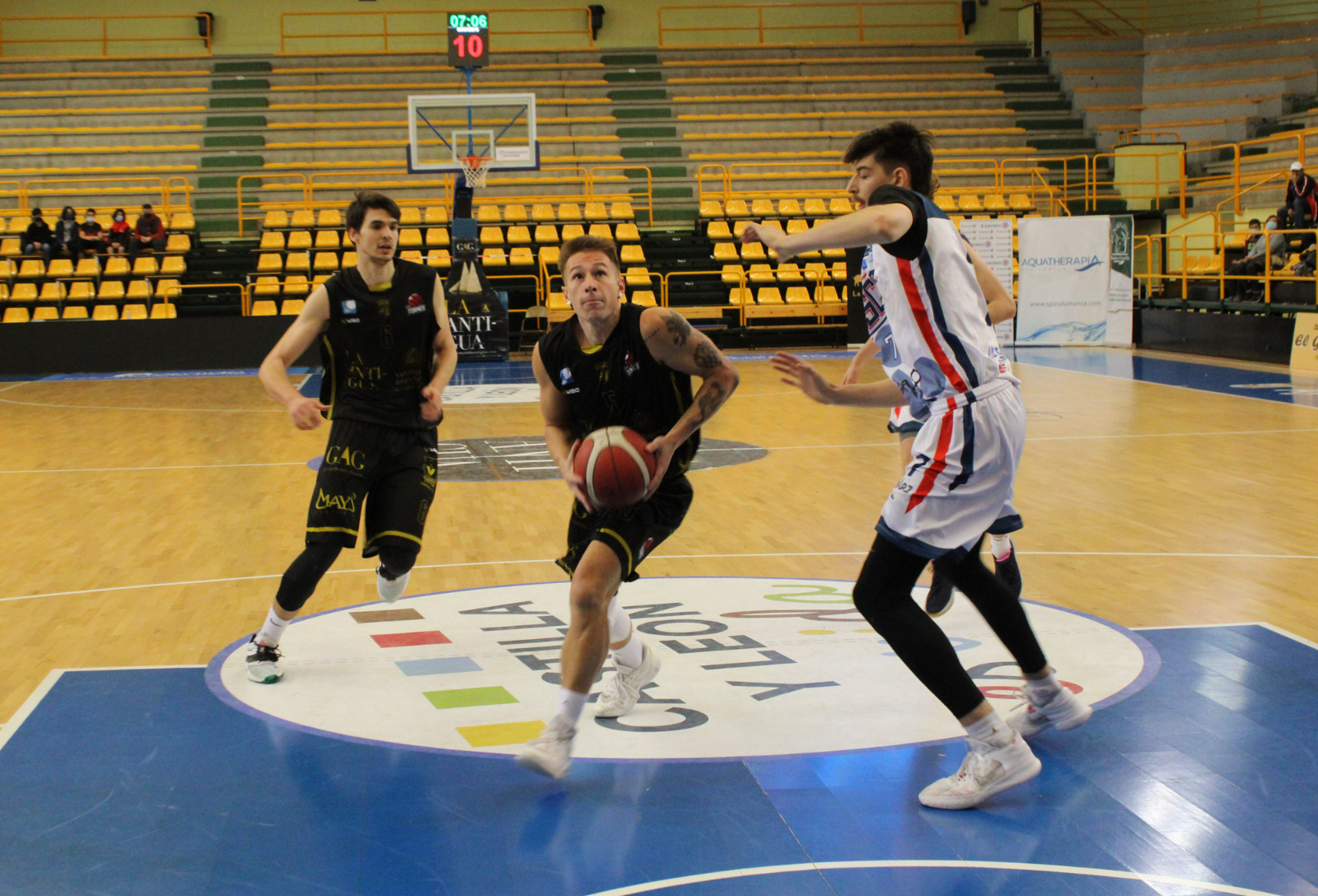 El CB Tormes rompe su racha de 24 victorias seguidas al verse sorprendido por el Bosco Salesianos (79-80)