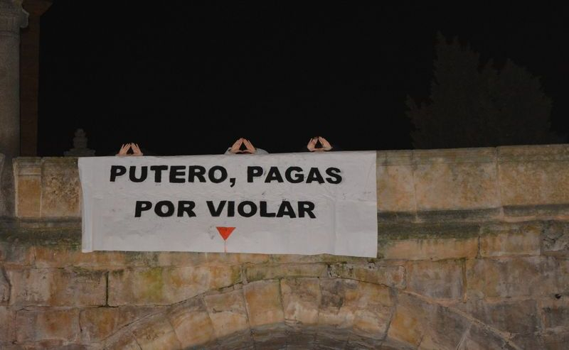 Putero, pagas por violar, la pancarta que han mostrado en este histórico puente salmantino