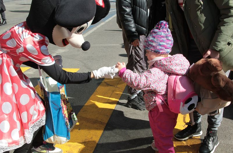 Muchos voluntarios disfrazados animan a los niños que huyen de la guerra, relata el periodista salmantino Alberto López