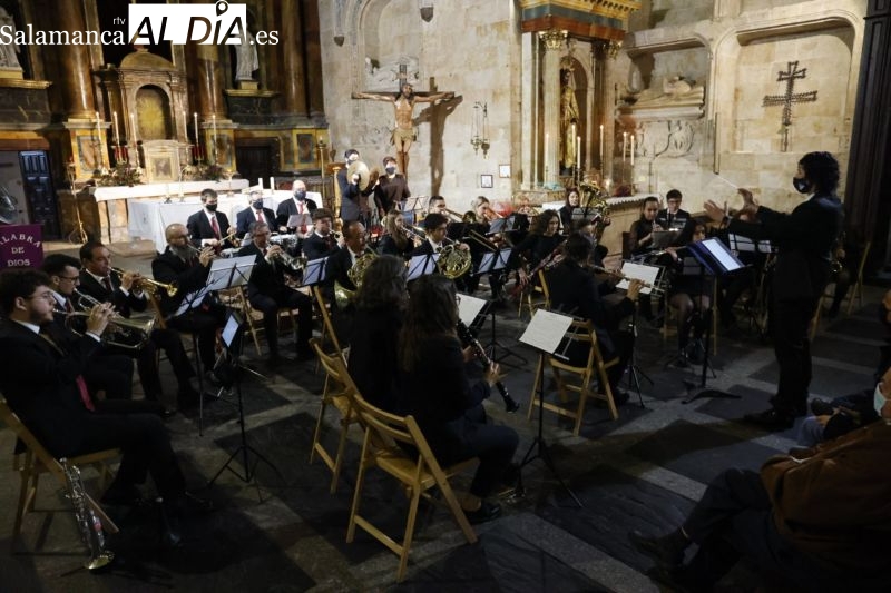 La BM Felipe Espino pone música al rezo del santo Vía Crucis del Santísimo Cristo de la Agonía