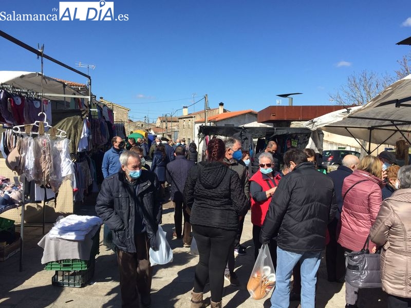 El mercadillo de Trabanca acoge una buena afluencia de público este primer domingo de abril