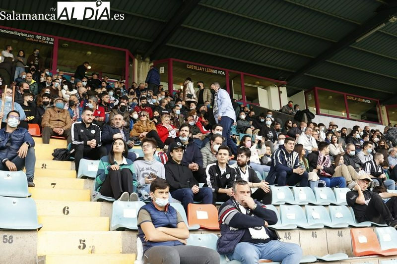 Las peñas del Salamanca UDS llenan su bus para viajar a Langreo a animar al equipo