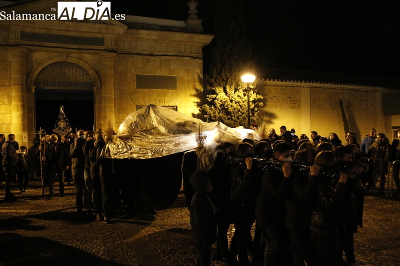 La noche del Viernes de Dolores arropa el traslado del Cristo de la Liberación 