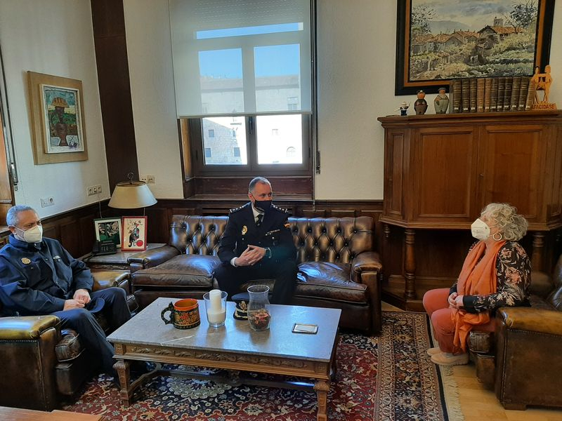 La subdelegada del Gobierno recibe al nuevo comisario jefe provincial de la Policía Nacional en Salamanca