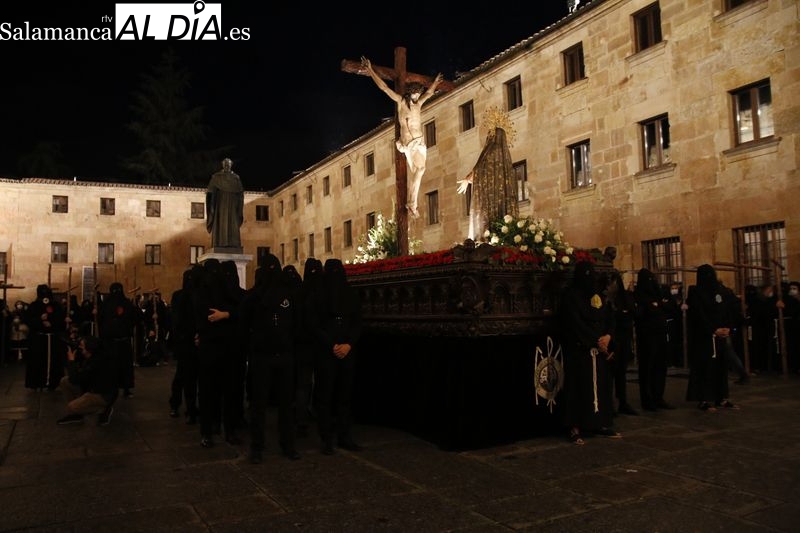 La tradicional Promesa de Silencio de la Hermandad Universitaria desafía a la lluvia y protagoniza este Martes Santo