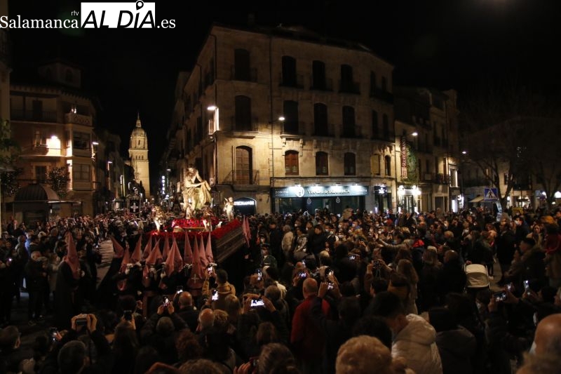 La noche salmantina vive la salida de la imagen de Jesús Flagelado