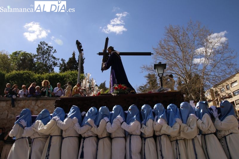 La procesión del Santo Entierro atrae las miradas en un soleado Viernes Santo