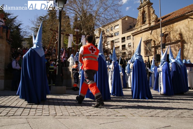 Un desmayo y la caída de una cofrade marcan la tarde del Viernes Santo
