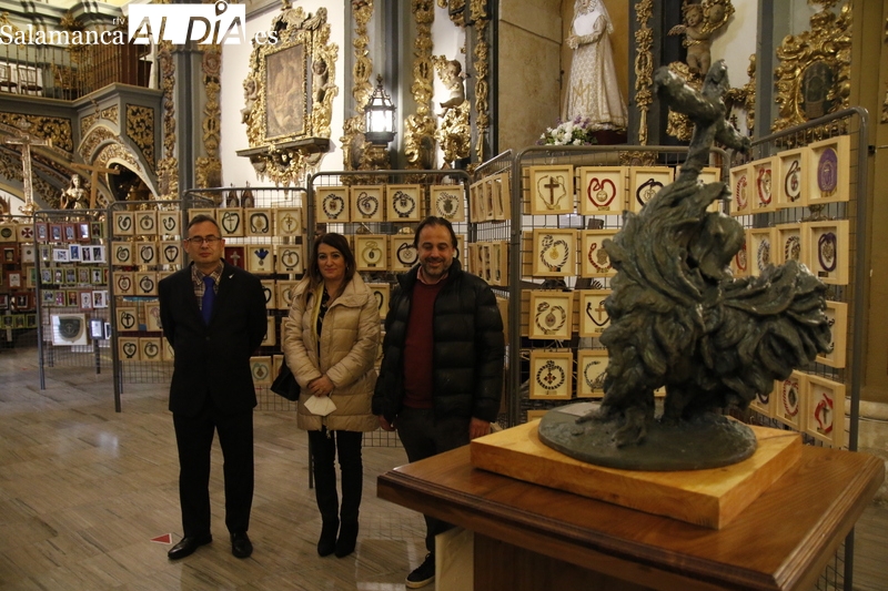 La exposición de medallas e insignias que recorre la historia de la Vera Cruz 