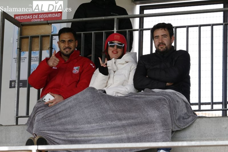 Los salmantinos se abrigan para combatir el frío invernal de este fin de semana