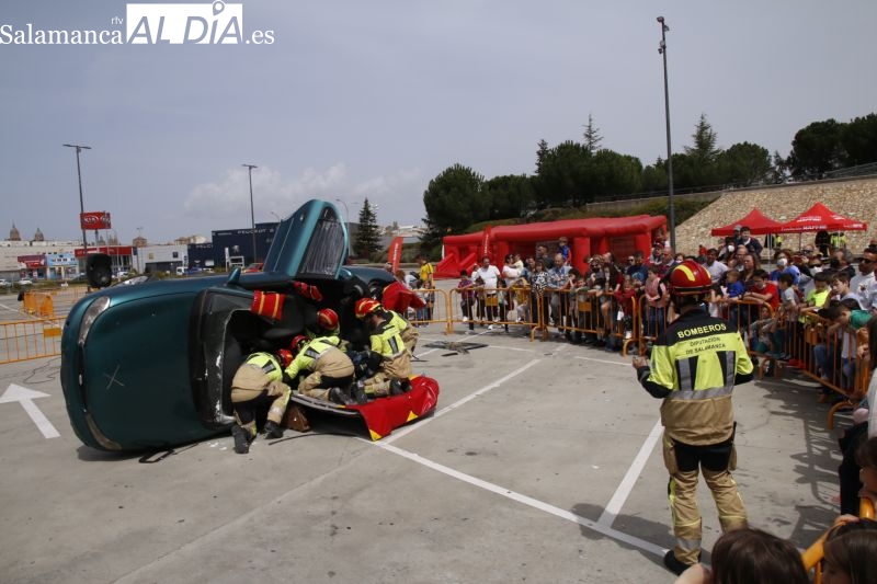 Los bomberos de Salamanca despliegan sus habilidades en una exhibición